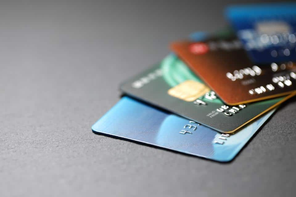 Choisir les Cartes prépayées : possibilité d'avoir une carte de paiement sans frais pour faire des virements et des retraits dans des distributeurs automatique de billets . 